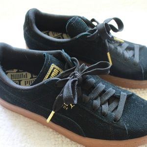 Women's Black Suede Pumas Size 8
